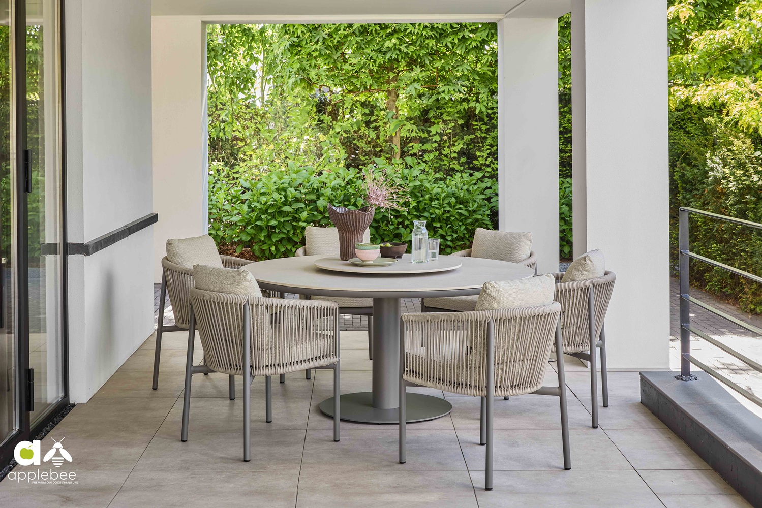 Applebee BORA BORA dining